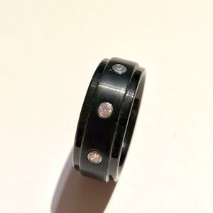Titanium black 3 cz crystals ring. 11-11.5 (21mm). 10mm